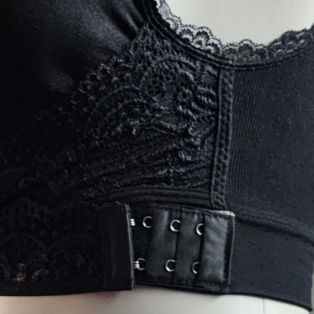 BNWT Black Lace Trim, Soft Support Bralette with Removable Pads, OS Fits Most - Picture 2 of 15
